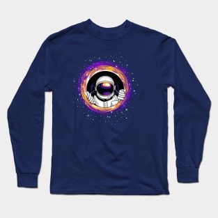 astronaut looking from a blackhole Long Sleeve T-Shirt